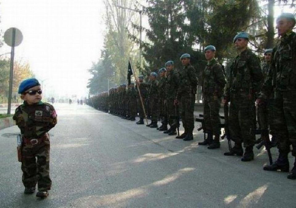 Foto Divertente: Bambino che comanda un esercito