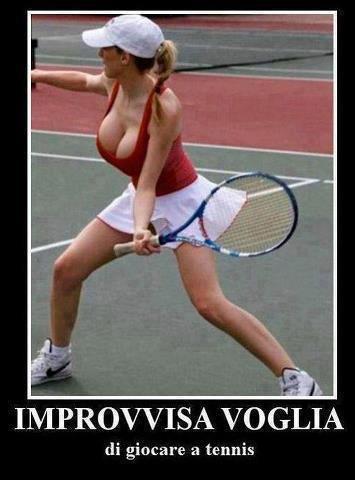 Donna che gioca a tennis con una sesta di seno