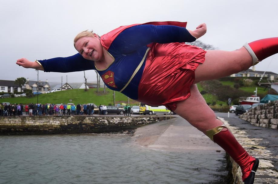 Foto Divertente: Donna vestita da super woman