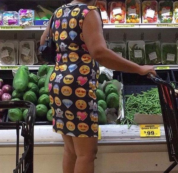 Foto Divertente: Donna con vestito con emoticons