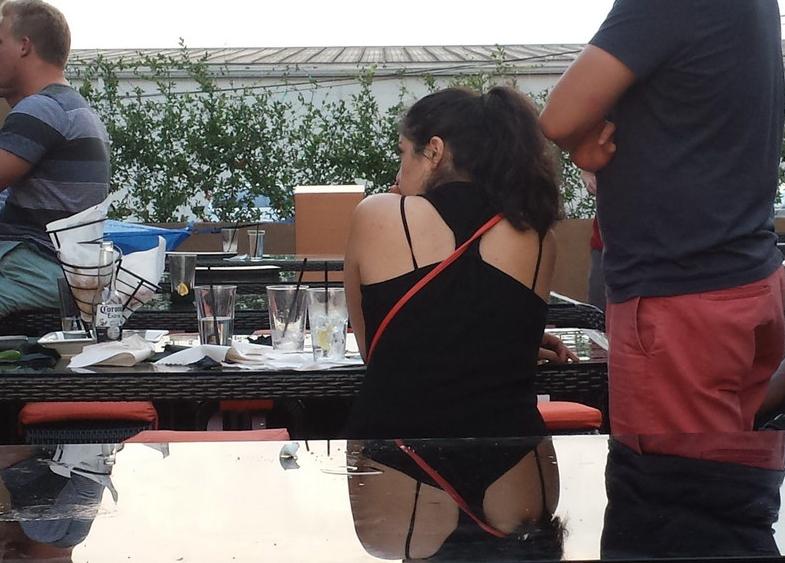 Foto Divertente: Un gioco di specchi mostra un vestito osè
