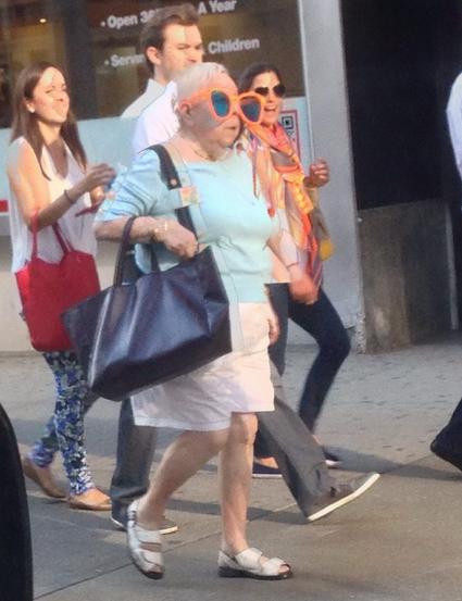 Foto Divertente: Signora con occhiali enormi che passeggia