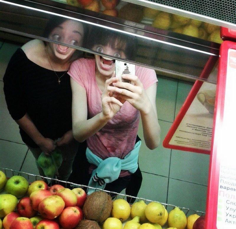 Foto Divertente: Ragazze che fanno foto strana al supermercato