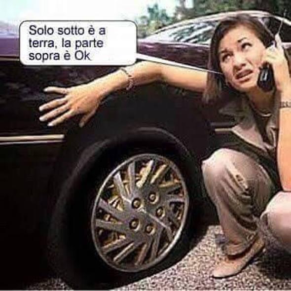 Foto Divertente: Donna che chiede aiuto al telefono perchè ha forato la gomma!