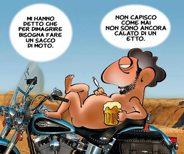 Foto Divertente: Uomo sulla moto che beve birra