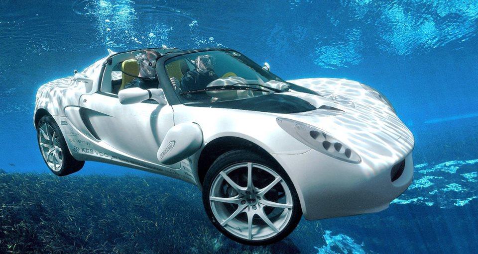 Auto che corre sotto l'acqua