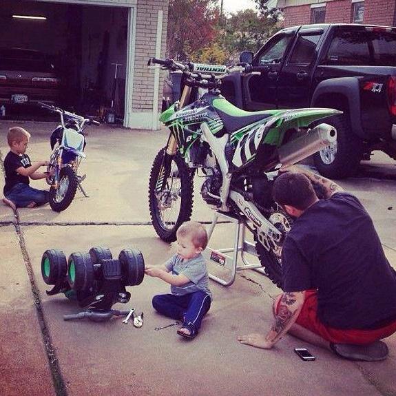Foto Divertente: Bimbo che imita il padre a sistemare le moto