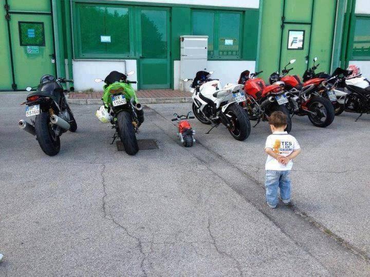 Foto Divertente: Bambino che ha parcheggiato tra le altre moto