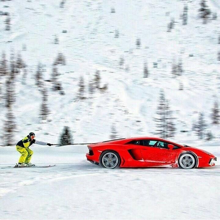 Sciatore che si fa trainare da una ferrari