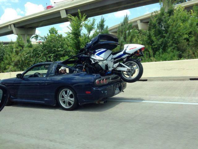 Auto che trasporta una moto nella bauliera