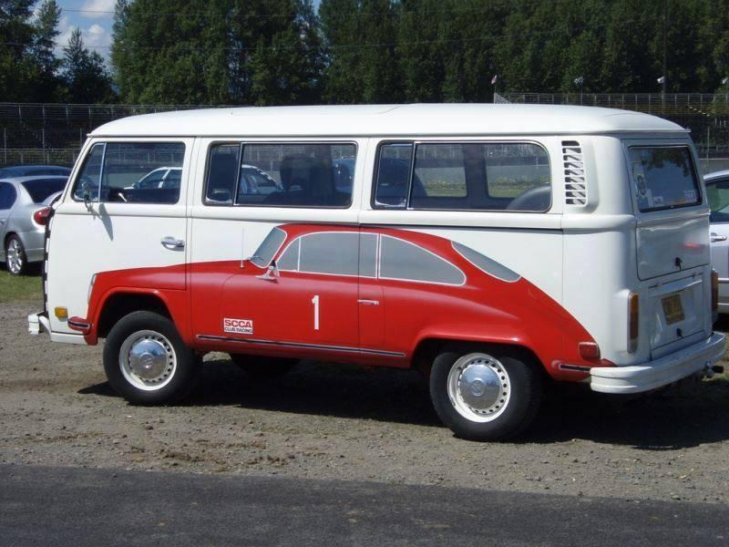 Auto disegnata sulla carrozzeria di un pulmino