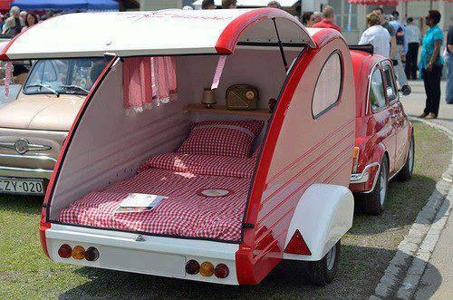 Cinquecento con una roulotte rossa