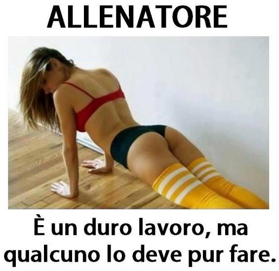 Ragazza in mutande e reggiseno che fa le flessioni 