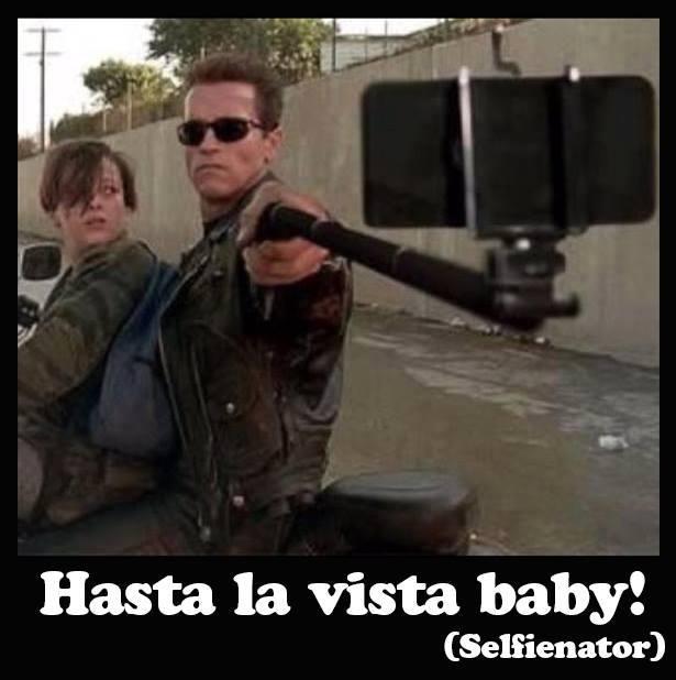 Arnold Schwarzenegger che fa un selfie