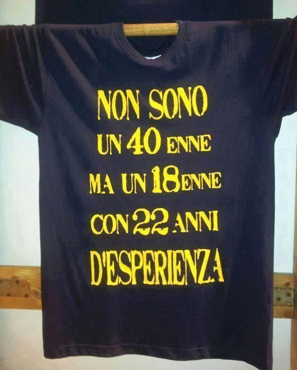 Foto Divertente: Maglietta con una scritta relativa ai 40 anni di età