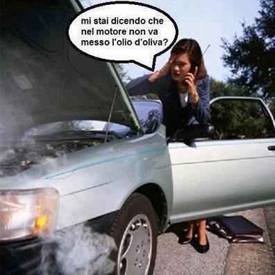 Foto Divertente: Donna con il cofano aperto dell'auto che fuma