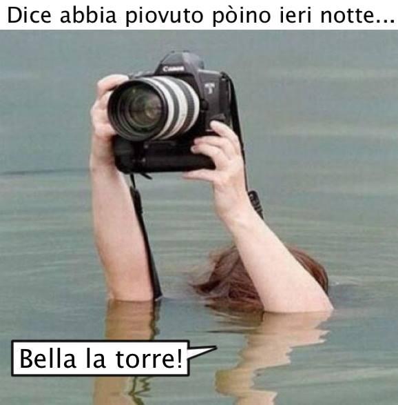 Foto Divertente: Uomo che fa una foto completamente sommerso in acqua