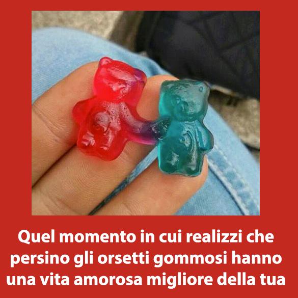 Foto Divertente: Caramelle a forma di orsetti gommosi che si tengono per mano