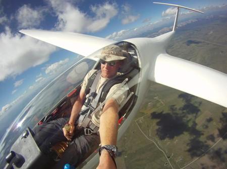 Foto Divertente: Selfie dall'aereo con panorama sullo sfondo
