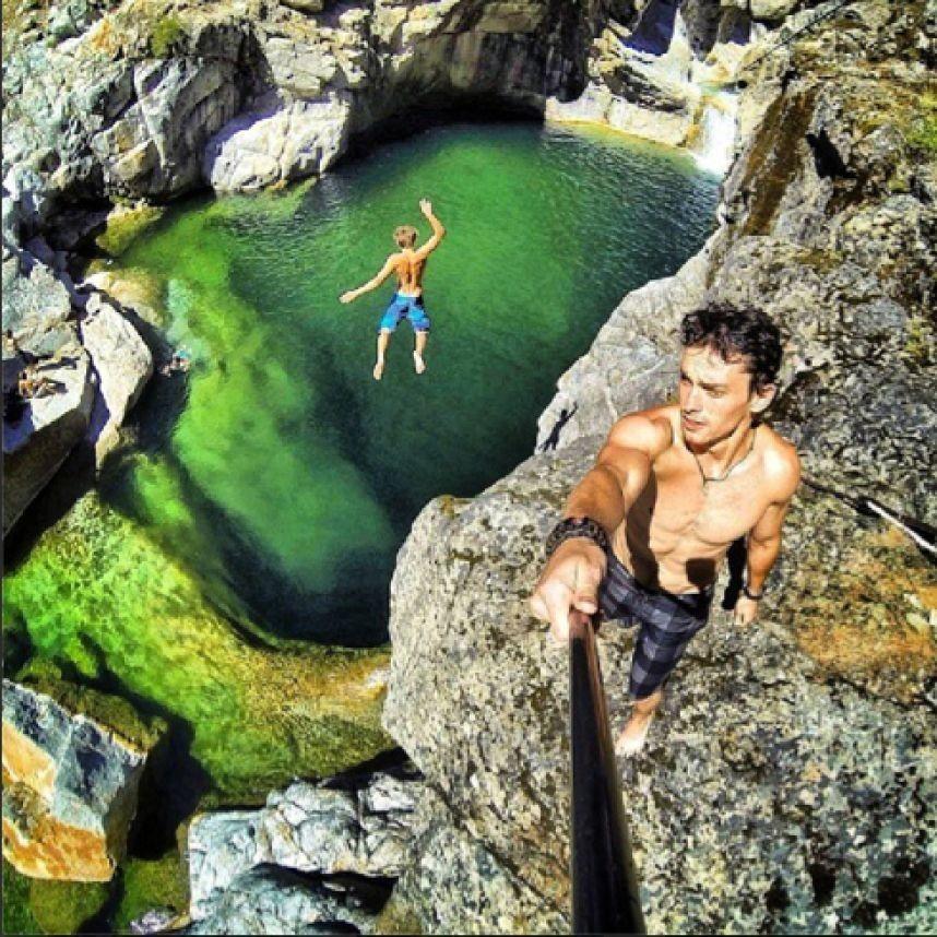 Selfie di un tuffo da una roccia