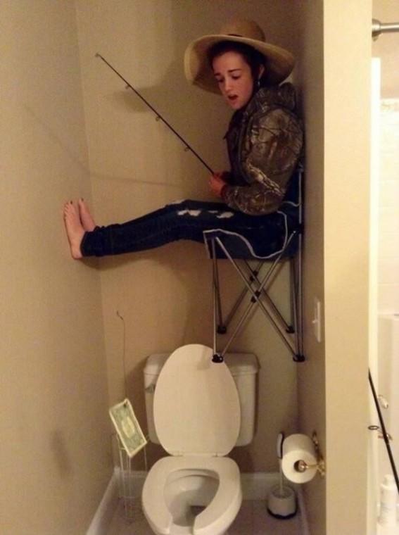 Foto Divertente: Bambino con sedia in alto che pesca nel wc