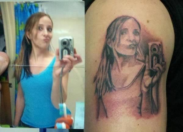 Tatuaggio sul braccio di un selfie di una donna