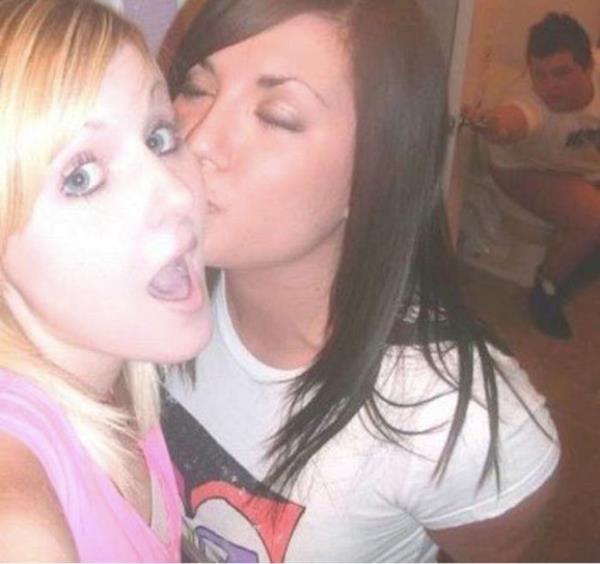Foto Divertente: Selfie di due ragazze e sullo sfondo il fratello in bagno