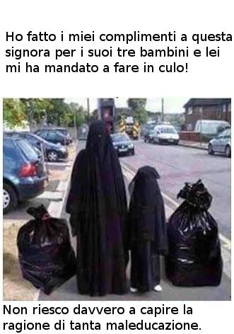 Foto Divertente: Persone con burka messi vicini a due sacchi dell'immondizia