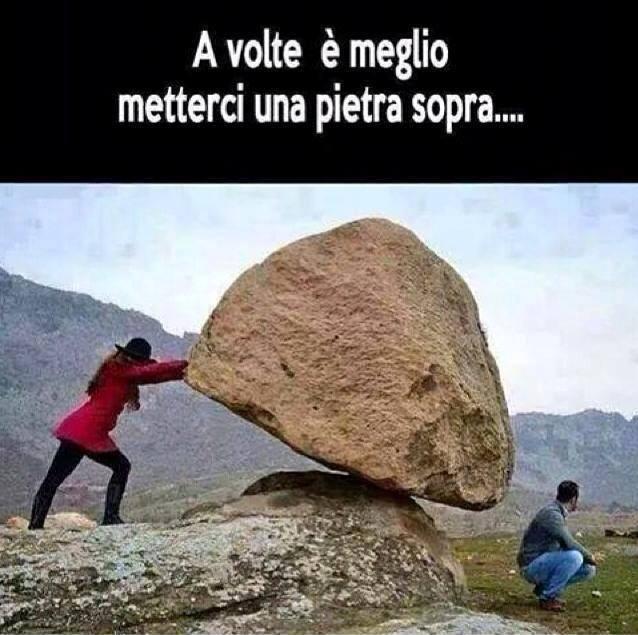 Foto Divertente: Donna che spinge una pietra su un uomo