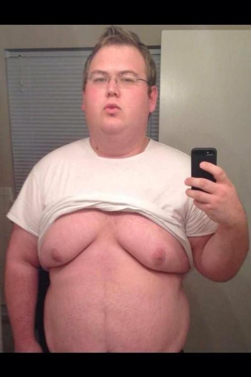 Foto Divertente: Ragazzo con seno come una donna
