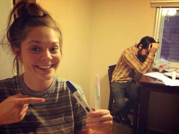 Foto Divertente: Ragazza incinta con uomo disperato