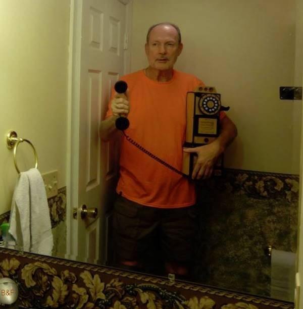 Foto Divertente: Uomo che fa un selfie con telefono a gettoni