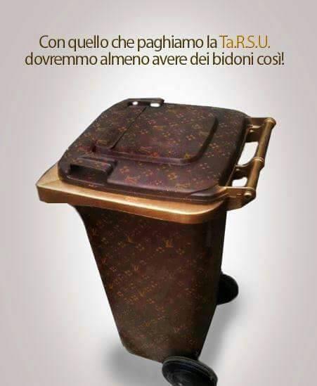 Foto Divertente: Bidone della spazzatura firmato