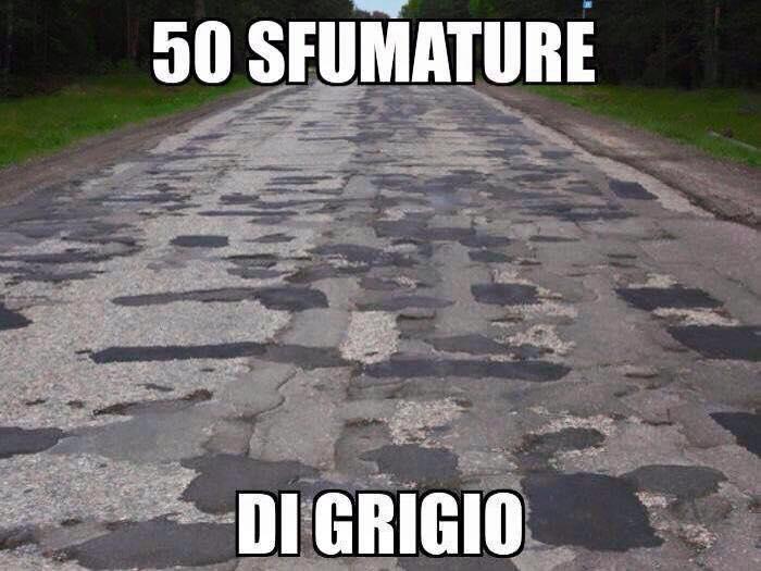 Una strada con catrame di diverso colore