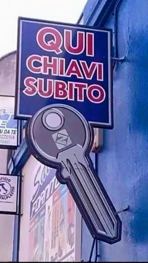 Insegna di un negozio di ferramenta