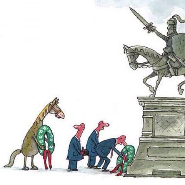 Foto Divertente: Uomini e cavallo che portano fiori alla statua