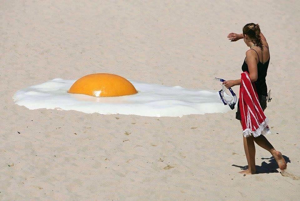 Uovo al tegamino sul deserto