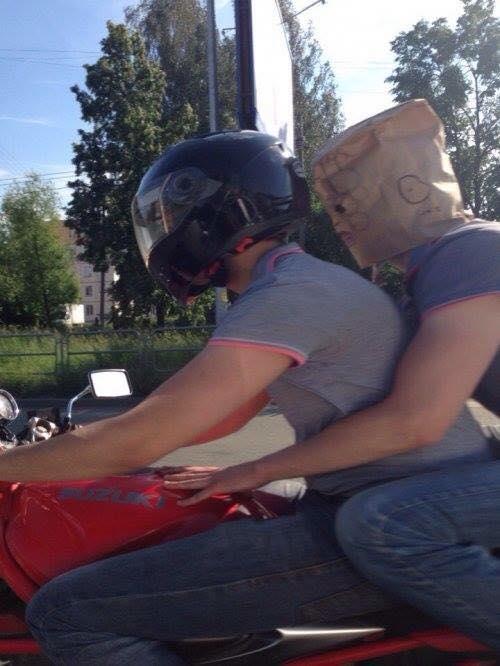 In moto con busta di carta al posto del casco