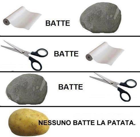 Il gioco sasso, rete e forbice con la patata