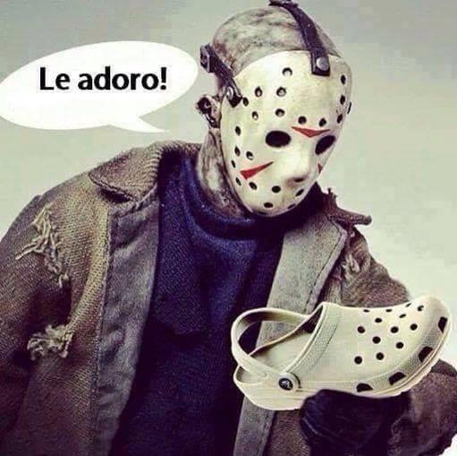 Uomo con maschera che guarda delle scarpe crocs