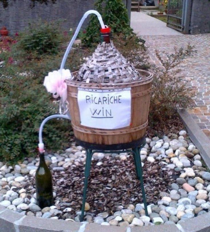 Foto Divertente: Damigiana di vino che riempie la bottiglia