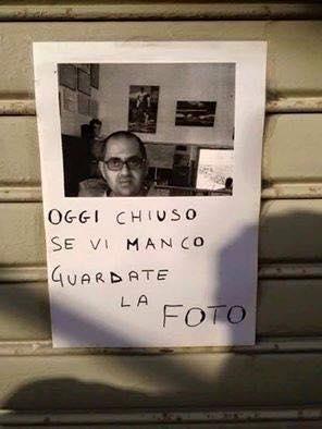 Cartello fuori dal negozio con foto del negoziante