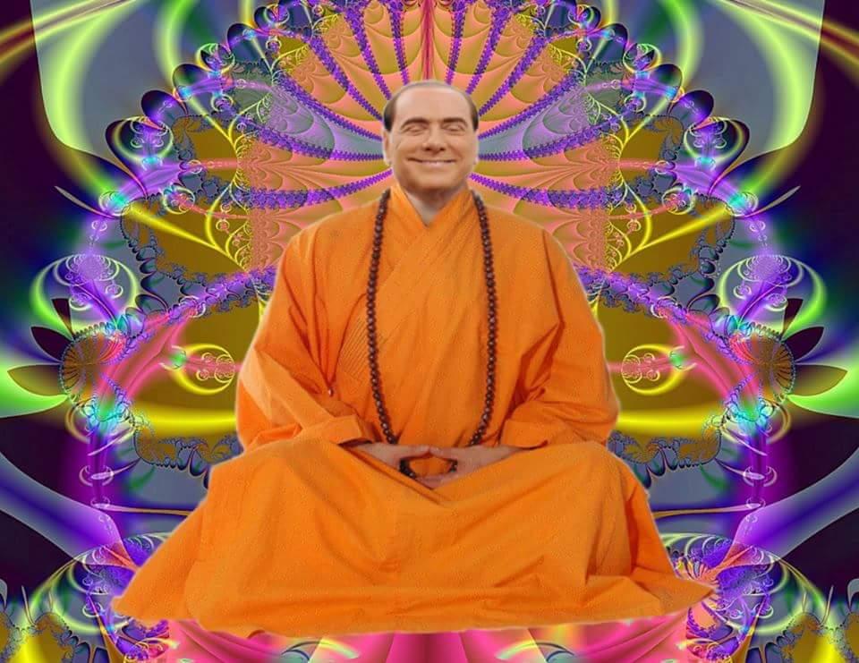 Berlusconi vestito da buddha