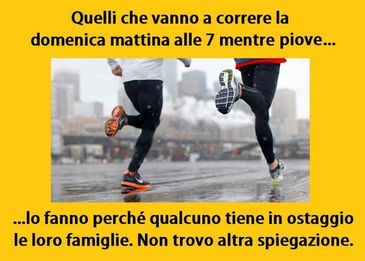 Donne che corrono mentre fuori piove