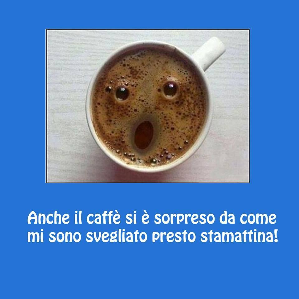Un caffè con schiuma a forma di viso stupito