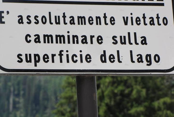 Cartello che avvisa di non camminare sul lago
