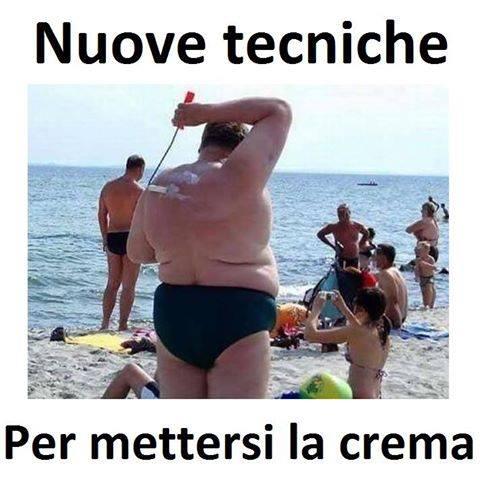 Foto Divertente: Uomo che si mette la crema solare con il rullo