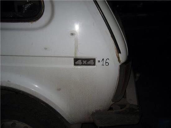 Auto con scritta sul cofano inerente il 4x4