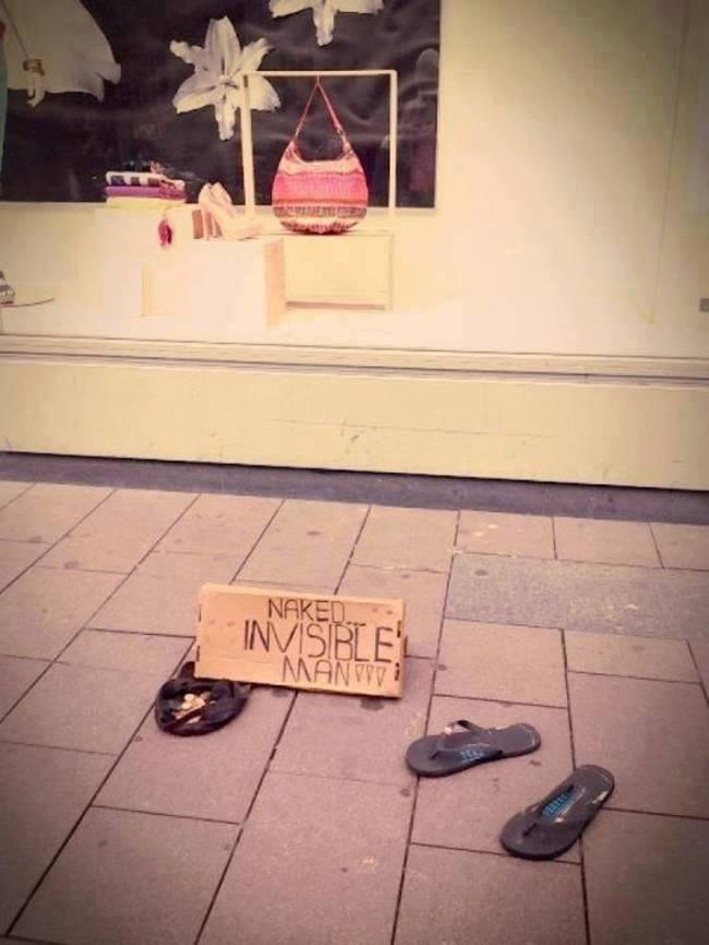 Foto Divertente: Uomo invisibile che chiede l'elemosina