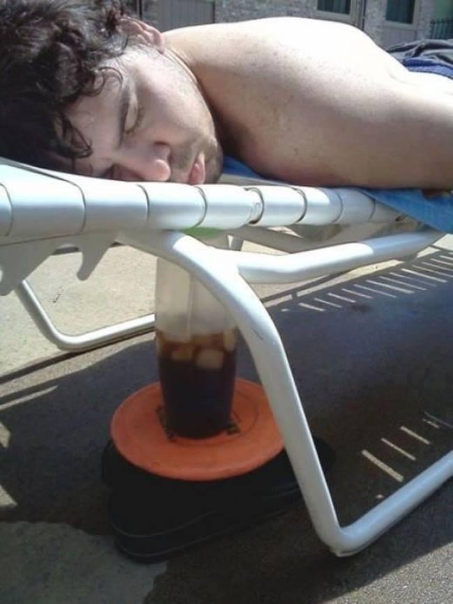 Foto Divertente: Bicchiere di coca cola con cannuccia messo sotto al lettino